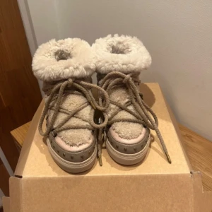 Inuikii skor  - Säljer nu mina jättefina inuikii boots! De är i bra skick, inte använda mycket alls och så varma! Passar nog 40 och 39 också 💞 så mysiga nu till vintern och väldigt praktiska! Kan gå ner i pris vid snabb affär 💗hör av er vid frågor! 