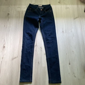 Mörkblå skinny jeans  - OBS Tar Endast Emot Swish!                                   Skinny jeans i storlek 25