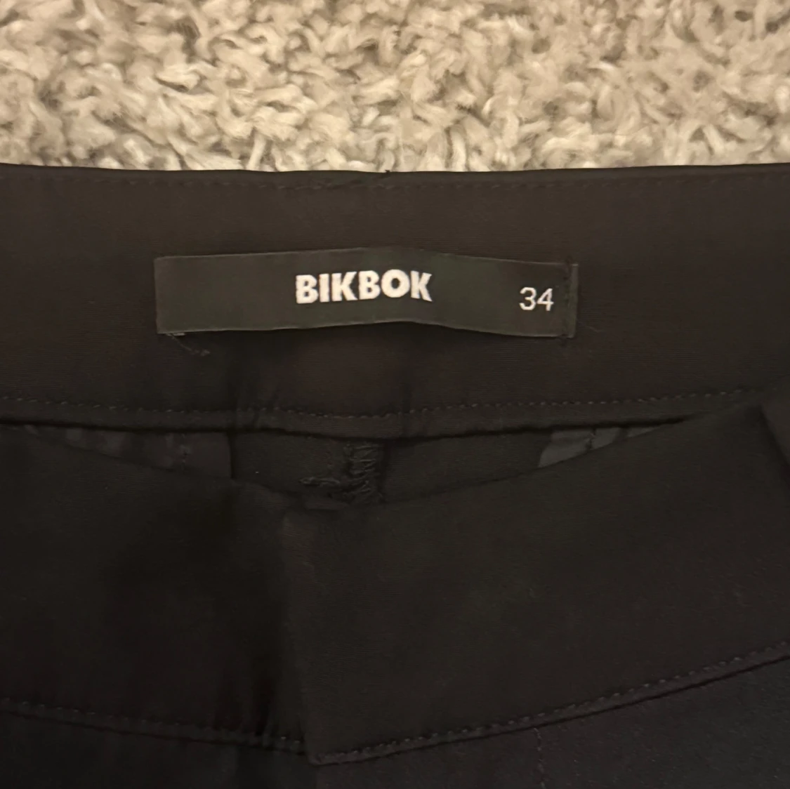 Svarta kostymbyxor från BikBok - 3