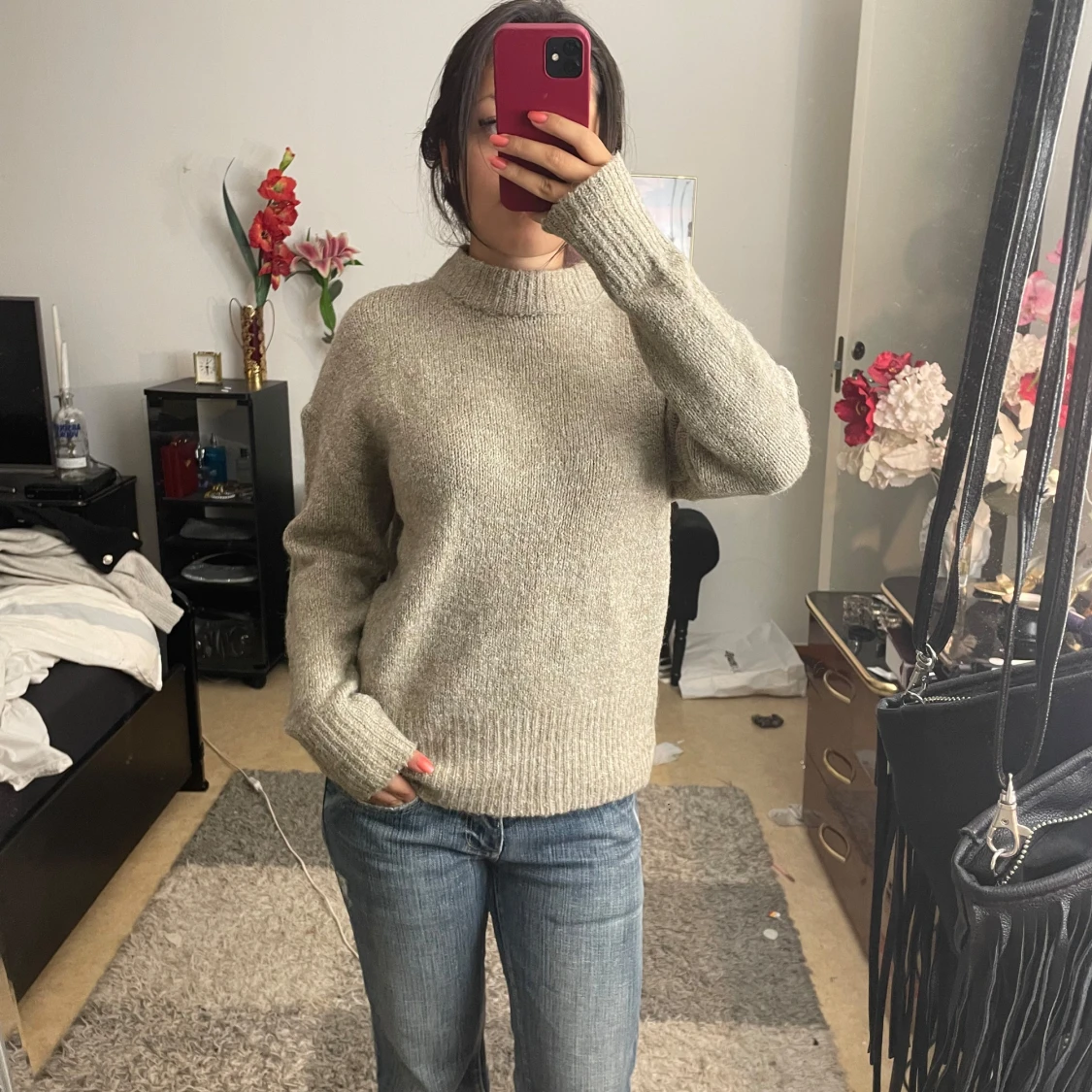 Beige stickad tröja med hög krage - 1