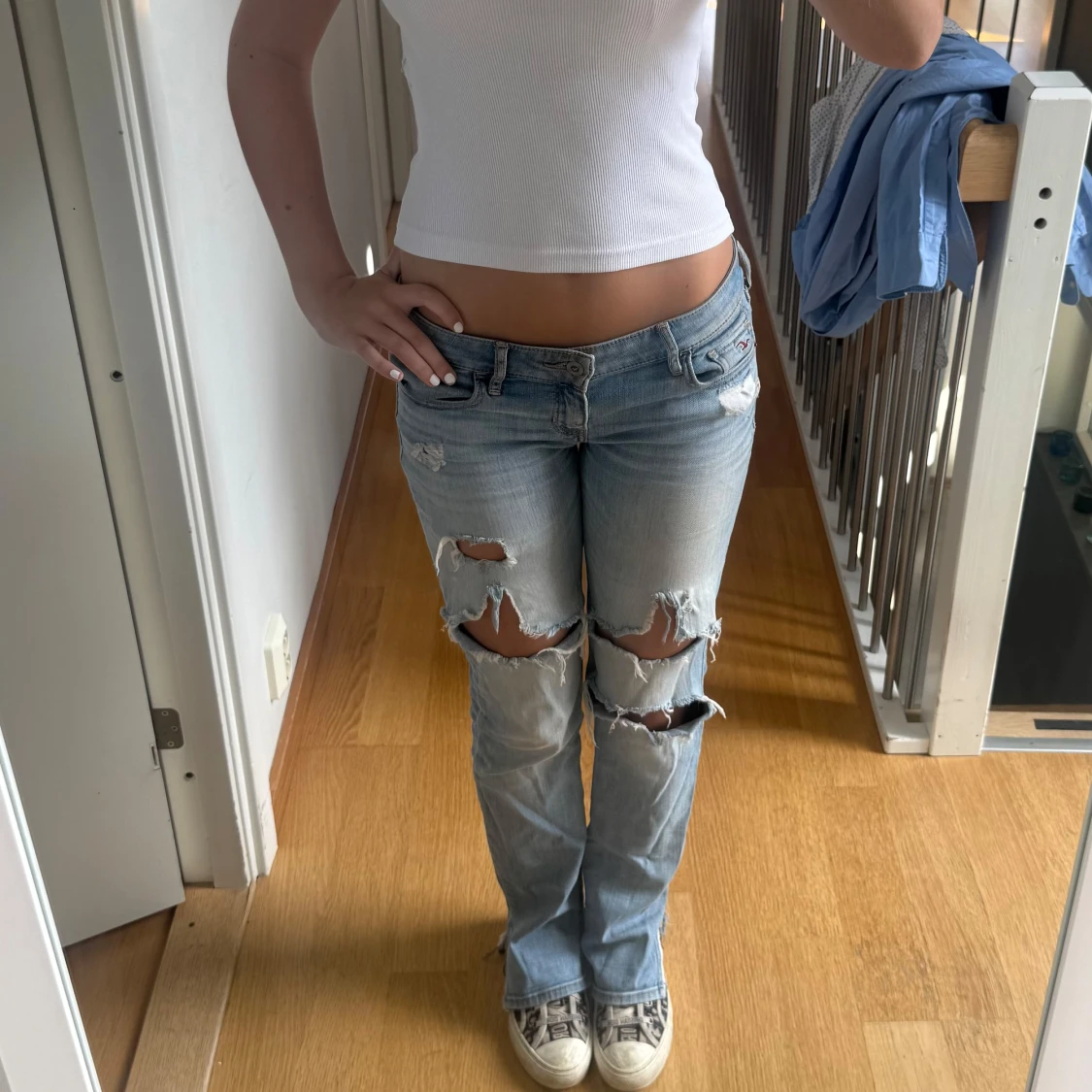 Ljusblå slitna lågmidjade jeans - 2