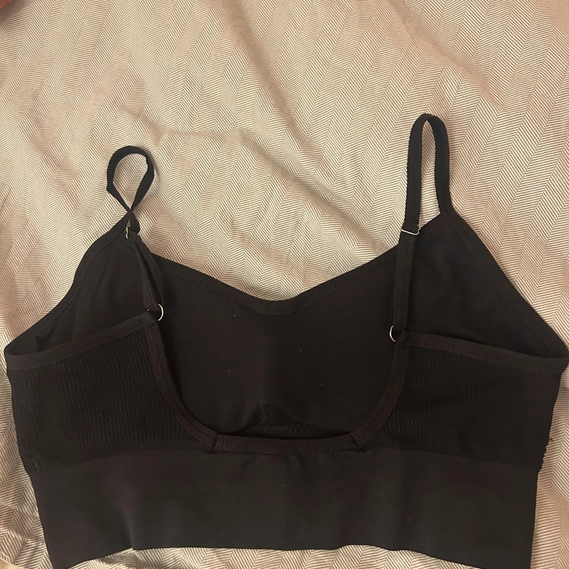 Svart ribbad linnetopp med smala band - 1