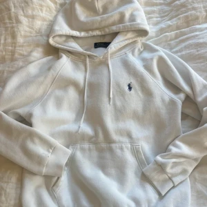 Vit Ralph Lauren hoodie - Vit Ralph Lauren hoodie, köpt på Stenströms, alltså 100% äkta! | Storlek: S | Nypris: 1200 | Vårt pris: 700 | Skick: 9 / 10, liten fläck på ärmen, inget som läggs märke till, kan skicka fler bilder om ni undrar något! Kontakta innan då det kan ta lite tid med leverans, pga semester!