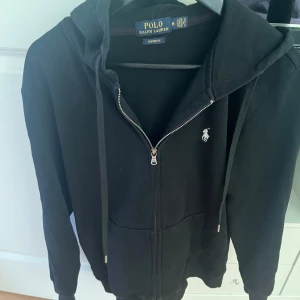 Svart hoodie från Polo Ralph Lauren - Svart hoodie från Polo Ralph Lauren passar S 