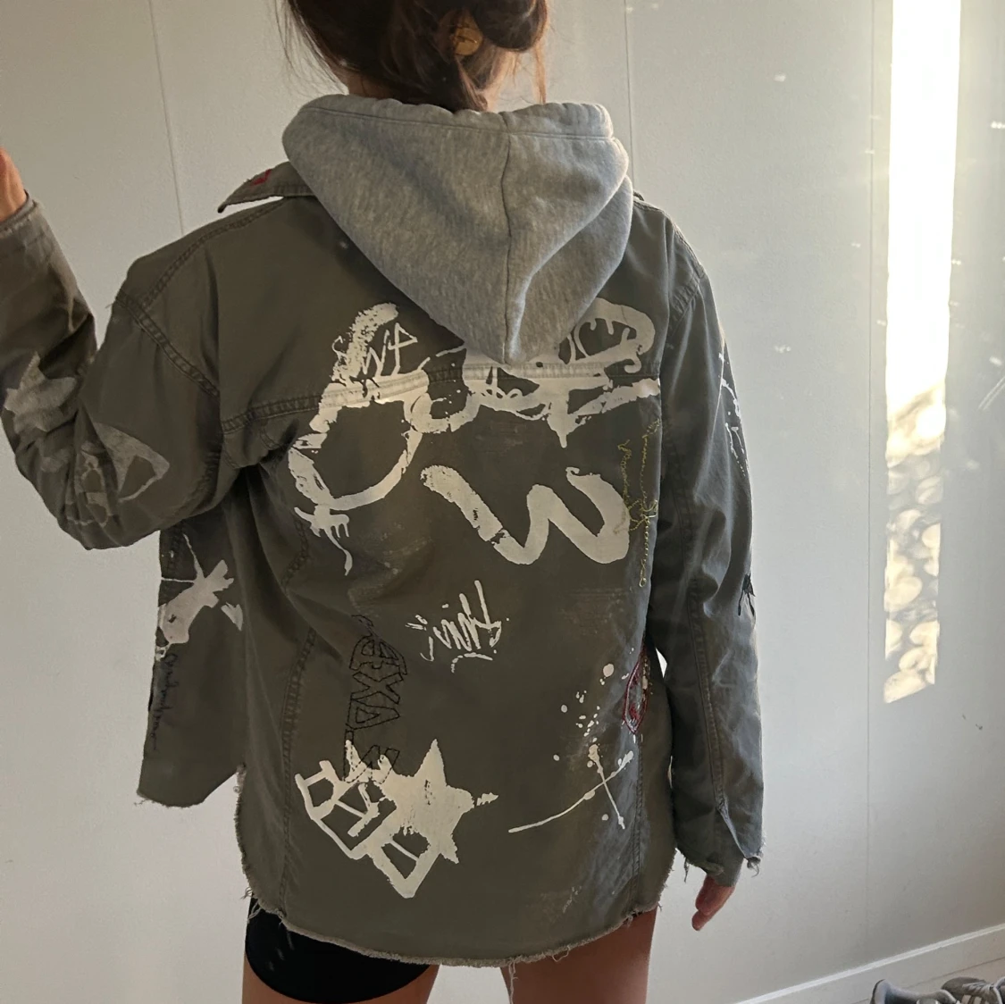 Militärgrön jacka med tryck  - 2