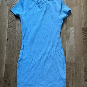 Ljusblå kortklänning från F21 - Fin ljus blå klänning 