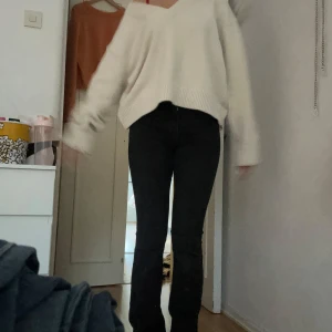 Svarta bootcut jeans  - Svarta jeans men medelhög midja, slitna längst ner men är osäker på om det tillhör designen eller inte💞