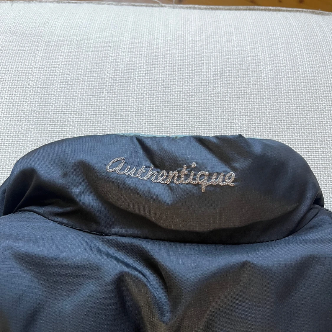 Svart dunväst från Authentique - 2