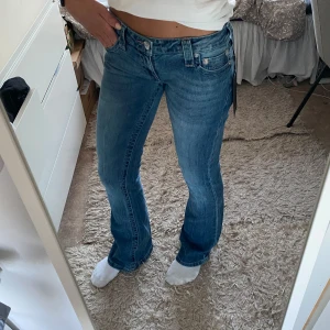 True Religion low rise - Helt oanvända True Religion jeans i storlek 27. Passar perfekt i längden på mig som är 170cm. Säljer pga dubbletter, prislappen hänger kvar! Helt slutsålda på Nelly, nypris 1399kr!