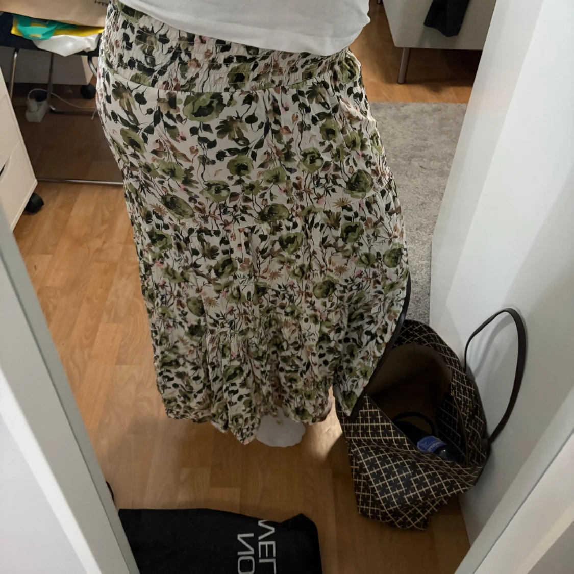 Blommig långkjol med volang