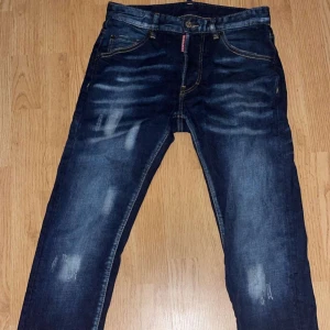 Ekta DSQ2 Mörk blå jeans - Snygga mörkblå jeans från Replay med coola slitningar och tvättade detaljer. Klassisk femficksmodell med raka ben och kontrastsömmar. Perfekta för dig som gillar en avslappnad men trendig look.