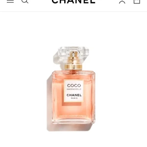 Chanel Coco Mademoiselle Parfym - Chanel Coco Mademoiselle Eau de Parfum i elegant glasflaska med guld- och transparent kork. Parfymen har en ljusrosa ton och kommer även i en smidig 33 ml sprayflaska med tillhörande ask. Klassisk och lyxig doft från Chanel. 