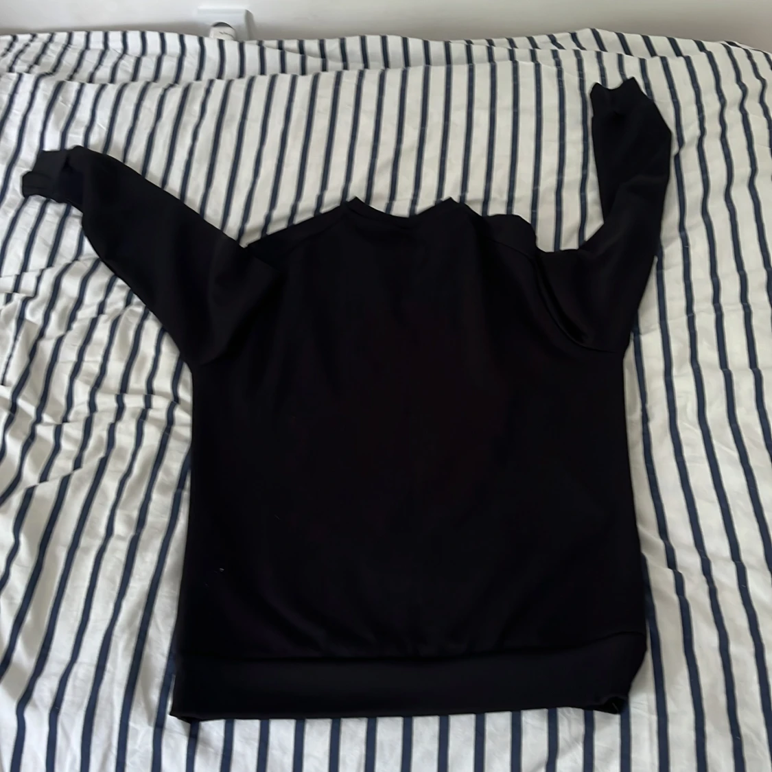 Svart sweatshirt från Lyle & Scott - 1