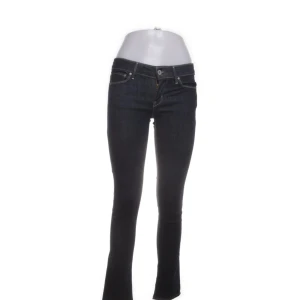 Levi's mörkblå jeans - Mörkblå jeans från Levi's 