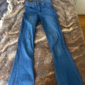 Blå bootcut jeans från Noisy May - Snygga blå jeans från Noisy May med klassisk bootcut-modell och normal passform. Osäker på storlek men skulle säga 34. Stretchiga.
