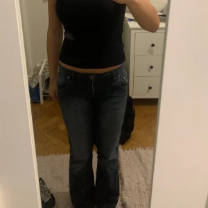 Mörkblå lågmidjade bootcut jeans från Carpe - Snygga mörkblå jeans från Carpe i bootcut-modell. Jeansen har låg midja. Perfekta för dig som gillar en tidlös och avslappnad look.