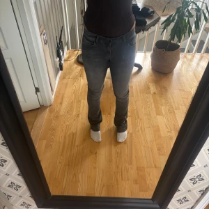 Mörkgrå bottcut jeans - Säljer ett par mörkgrå bottcut jeans med klassisk femficksdesign och dragkedja från ltb. Jeansen har en tight passform men sävger ut där nere och är tillverkade i stretchigt denim för en bekväm känsla. Perfekta för dig som gillar en clasic look.