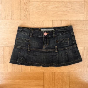 Fin lågmidjad volangkjol - Assnygg, mått syns i annonsen🫶