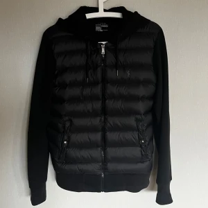 Ralph lauren cardigan - Fet ralph lauren cardigan i storlek S | modellen är 185 cm lång och väger ca 80 kg | för liten på modellen | väldigt fint skick på den🙌