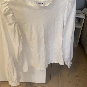 Vit långärmad tröja - Säljer en vit långärmad tröja med puffiga axlar ifrån  ifrån AWARE by vero moda