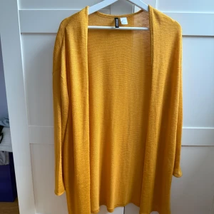Gul kofta från H&M Divided - Säljer min snygga tunna gula kofta från H&M Divided i storlek S🧡Materialet är lätt och känns luftigt mot huden. Färgen är perfekt till Höst!🍂🧡 skriv gärna om ni har frågor💞