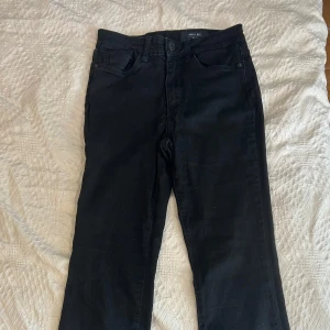 Svarta flare jeans - Snygga svarta högmidjade jeans från Noisy May i modellen flare. Säljer två par (kolla in profil)! Detta par i stl 26’30 och är stretchiga 💕