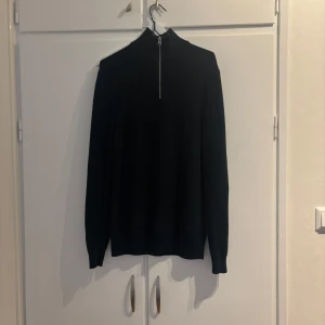 Stickad tröja från Zara - Fin mörkgrön stickad tröja från Zara i storlek M. Använd ett fåtal gånger