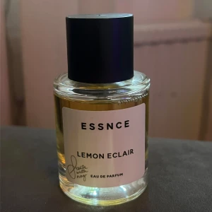 Essnce Lemon Eclair - Lemon Eclair eau de parfum 50 ml av märket Essnce, en underbar parfym som är utgången ur sortimentet. Parfymen har använts väldigt och bilderna visar mängden som är kvar. 