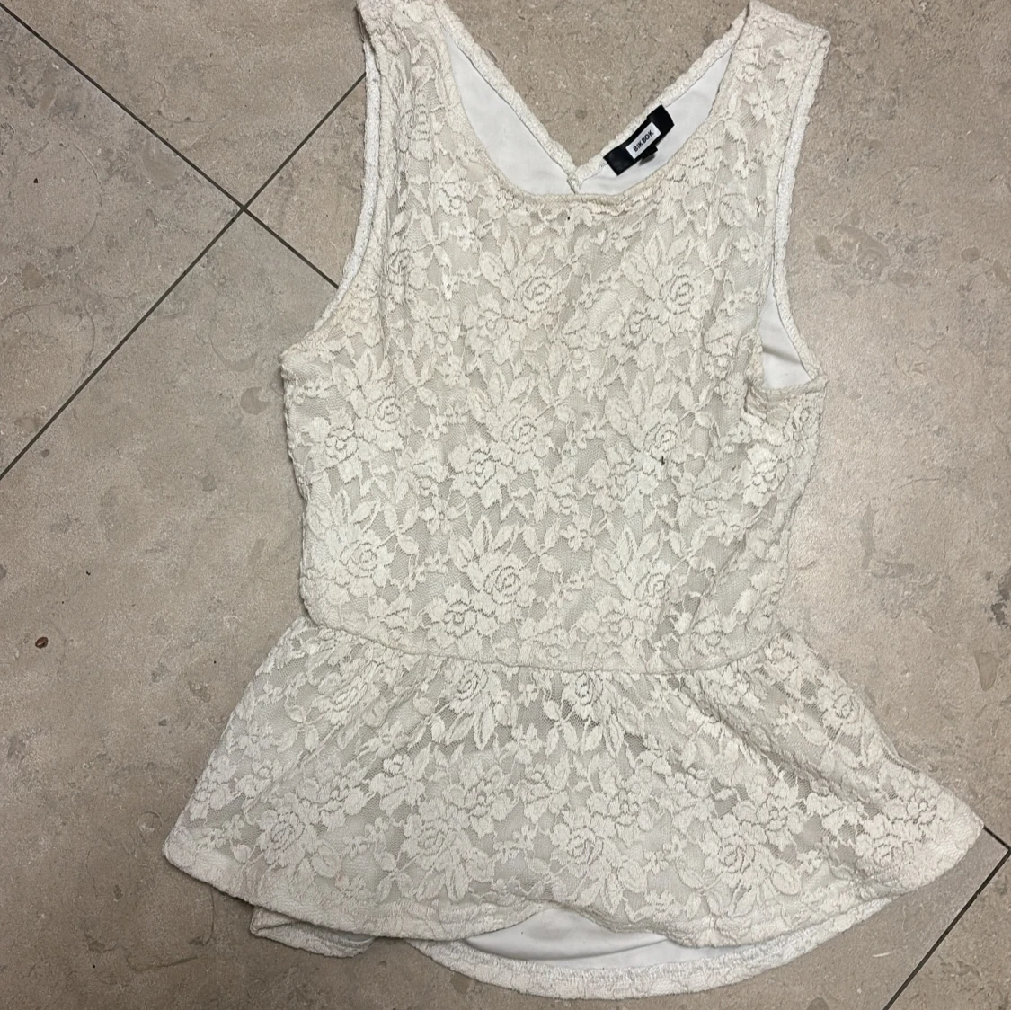 Vit spetsblus med öppen rygg BikBok