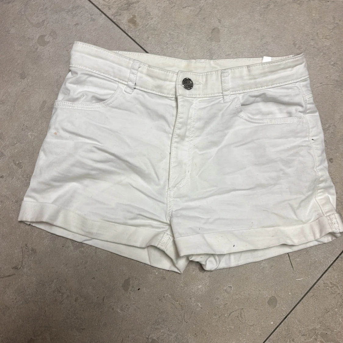 Vita jeansshorts från H&M  i storlek 158
