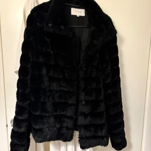 Svart pälsjacka från VILA - Säljer en svart pälsjacka från VILA som är mjuk och fluffig. Som ny