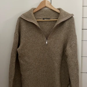 Stickad tröja med dragkedja  - Söt stickad tröja med dragkedja. Väldigt mysig till hösten. Bra skick! Hör av er vid frågor💕