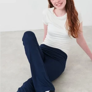 Mörkblå bootcut leggings - Snygga mörkblå leggings med bootcut-ben och hög midja. De är stretchiga och sitter tajt upptill men släpper ut vid anklarna. Perfekta för en chill och avslappnad stil. Gjorda i mjukt material som känns skönt mot huden.