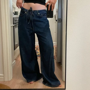 Wide baggy jeans - Coola baggy och vida jeans från COS. Finns så man kan knyta i midjan men man kan också ta ur snöret. Går att bära både hög och lågmidjat. Oversized storlek 38, midjemått 90cm Innerbenslängd 73cm. (jag på bild är 173 och brukar ha M). Väldigt sköna! Nypris 1300kr. 