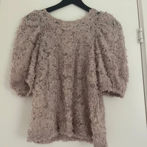 Beige blommig blus med puffärm - Säljer en helt ny blus, bild kan visas på❤️ny pris 399, jag säljer denna mer än halva priset, pris kan diskuteras 