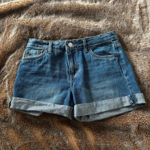 Levi's Girlfriend jeansshorts blå - Klassiska blå jeansshorts från Levi's i modellen Girlfriend Short. Osäker på storleken men skulle gissa på 34. 