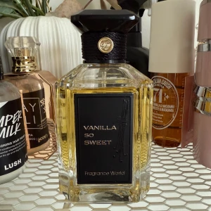 Fragrance World Vanilla So Sweet - En parfym från Fragrance World Vailla So Sweet. Mer än 90% kvar. Den påminner mig om Spiritueuse Double Vanille Guerlain.