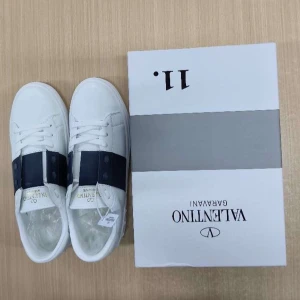Valentino Garavani Open  - Helt nya oanvända Valentinos, priset kan diskuteras vid en snabb affär och tveka inte på att fråga om något!