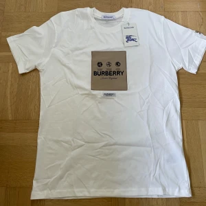 Burberry t shirt  - Säljer nu denna burberry t shirt som är stil ren och är perfekt för sommaren. Tröjan är bra till alla tillfällen och är helt ny. Tröjan är i storlek M. Priset är inte hugget i sten