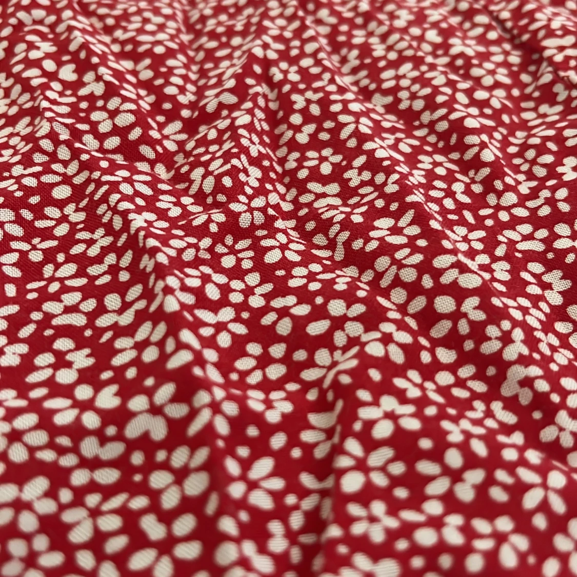 Röd långkjol med blommigt mönster - 1