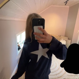 Mörkblå tröja med stjärna Gina Tricot - Säljer en mörkblå tröja från Gina Tricot med en stor vit stjärna framtill. Den är använd fåtal gånger
