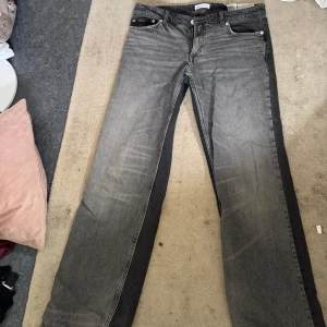 Grå jeans från Zara, raka ben - Snygga grå jeans från Zara med raka ben och klassisk femficksdesign. Jeansen har en tvättad look med mörkare partier längs sidorna och är tillverkade i bomull. Perfekta för dig som gillar en avslappnad men stilren vibe.