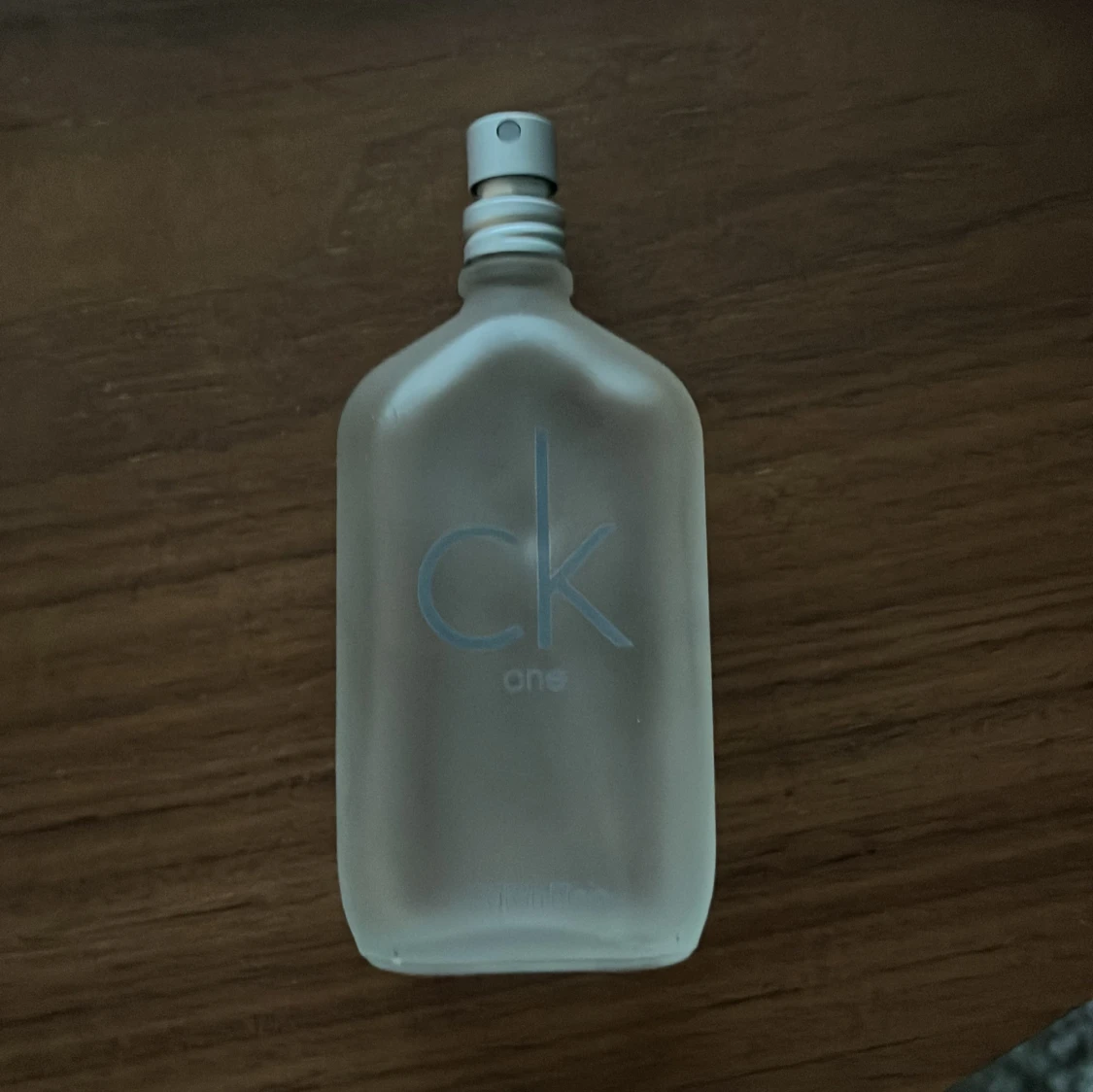 CK One parfymflaska frostat glas