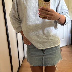 Ljusblå jeanskjol - Säljer en ljusblå jeanskjol med lite snygga slitningar från Kappahl i storlek xs/s.💕👌