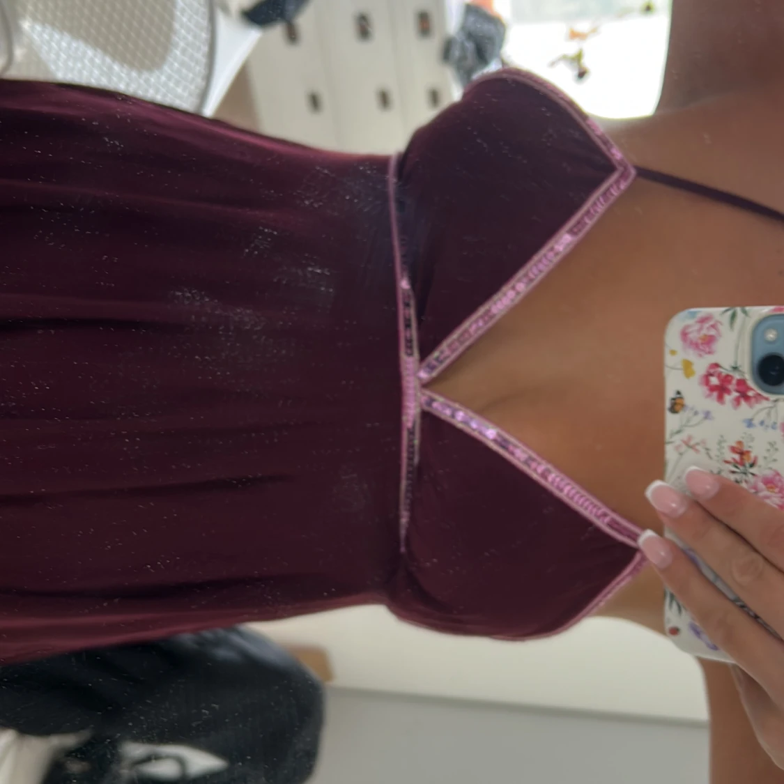 Vinröd glittrig topp med öppen rygg