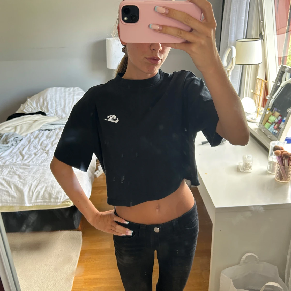 Svart croppad t-shirt från Nike