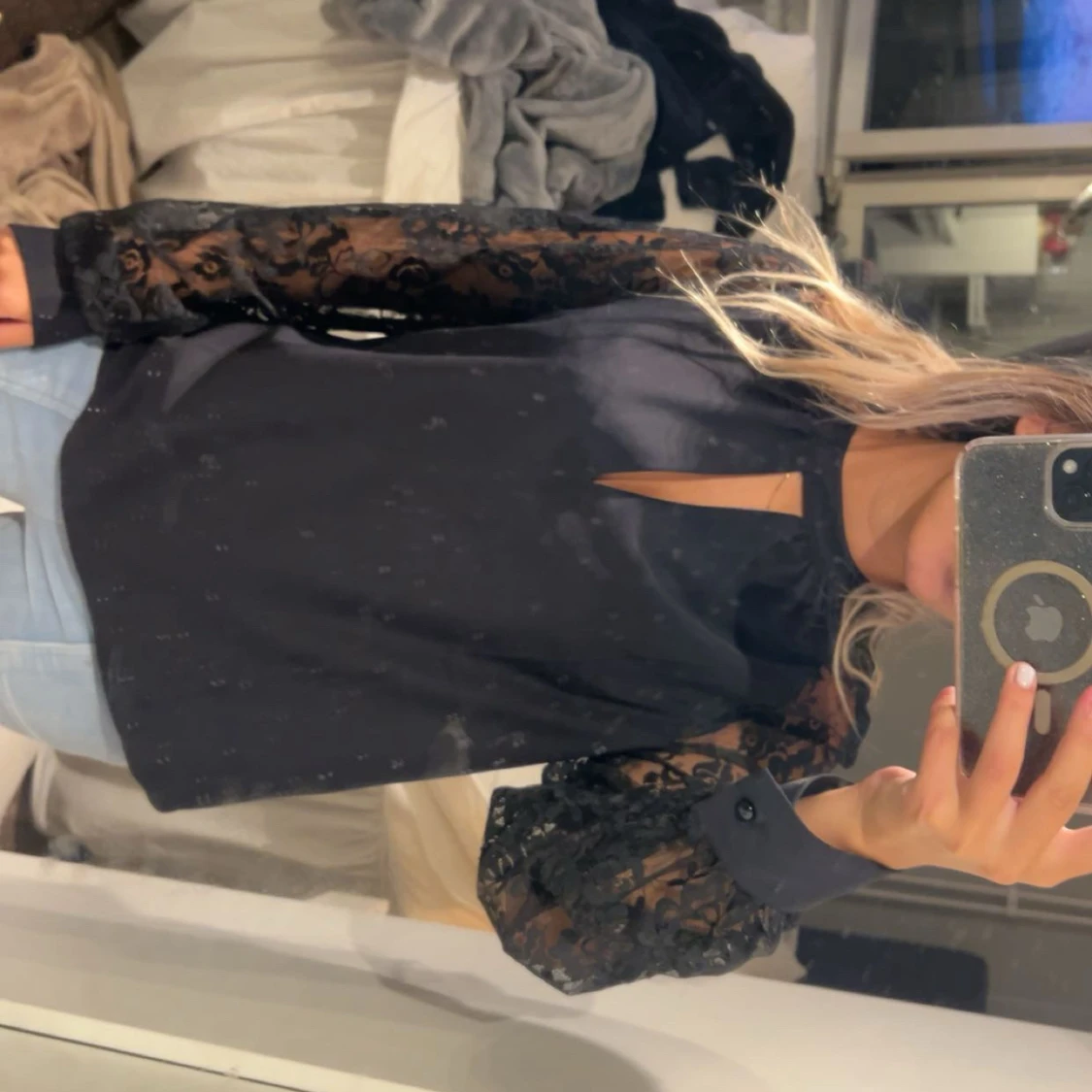 Svart blus med spetsärmar och slits