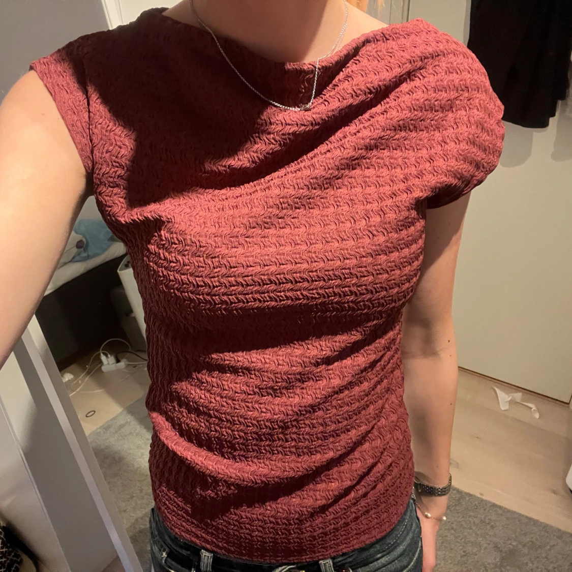 Vinröd tight topp med struktur