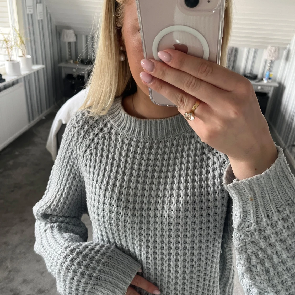 Ljusgrå stickad tröja med struktur - 1