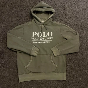 Olivgrön hoodie från Polo Ralph Lauren - Snygg olivgrön hoodie från Ralph Lauren. Den har några fläckar som man kan se på bilderna men fortfarande riktigt snygg.